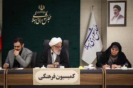 وزیر راه و شهرسازی در حاشیه کمیسیون فرهنگی مجلس