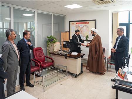 دعوت به آرامش روح و جان در سایه نماز جماعت / دیدار صمیمانه امام جماعت بانک مسکن با همکاران ستاد مرکزی