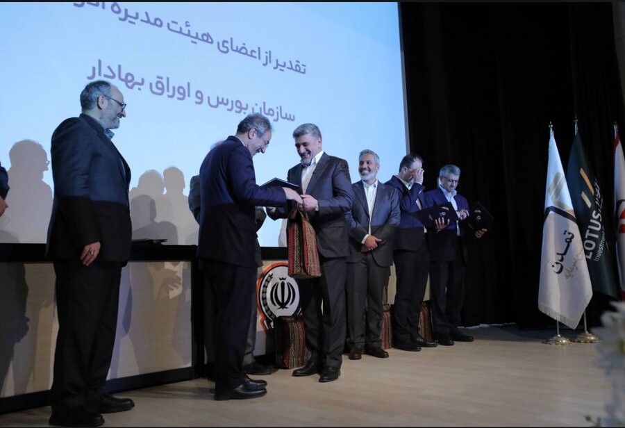 تقدیر از رییس سازمان بورس و اوراق بهادار به دلیل مدیریت بازار سرمایه در دوره جنگ